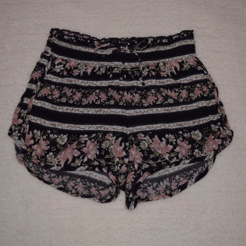 American Eagle Floral Tie Front Flowy Shorts